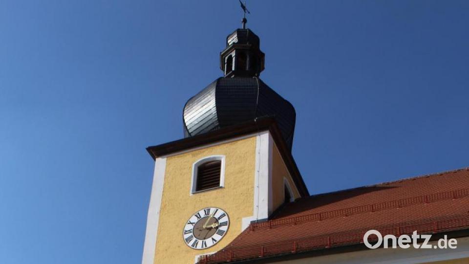 An der Pfarrkirche Sankt Ägidius erteilte Pfarrer Pater Anish mit dem Allerheiligsten den Segen. Bild: soj