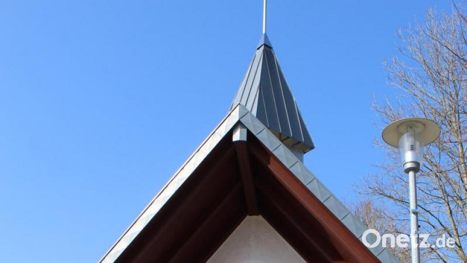 Auch in Schwarzenreuth vor der Kapelle segnete der Geistliche die Gläubigen. Bild: soj