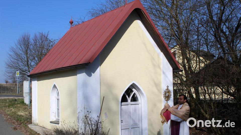 In Hermannsreuth bei der Kapelle sprach Pater Anish George das Segensgebet. Bild: soj