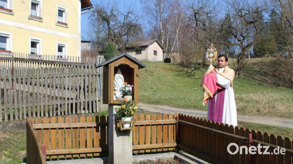 In Hölzlashof sprach der Geistliche bei der Mariengrotte den Segen. Bild: soj