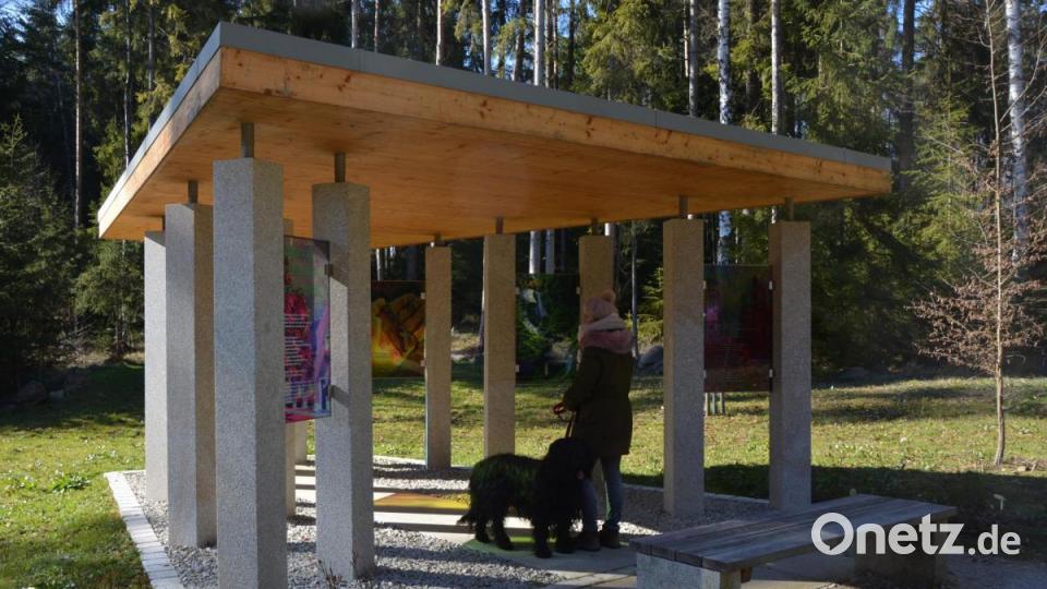 Ein Blickfang ist die 2018 eingeweihte Marienkapelle. Bei Sonnenschein sorgen die Glastafeln für bunte Farbspiele. Bild: jr