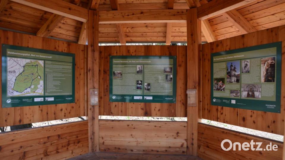 Im Pavillon am Ausgangspunkt des Rundwegs gibt es Wissenswertes über den Pfad, Theres Neumann und das Kloster Waldsassen zu erfahren. Bild: jr
