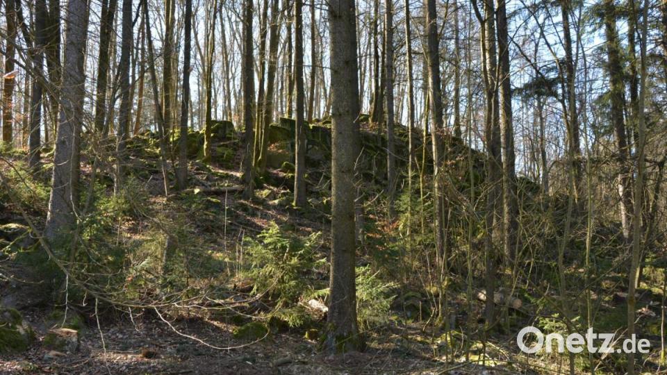 Entlang des Weges fallen auch Felsenformationen auf. Bild: jr