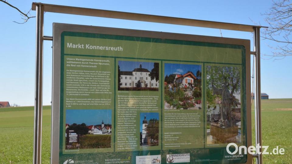 Auf dieser Tafel finden sich zahlreiche Informationen über die Marktgemeinde Konnersreuth. Bild: jr