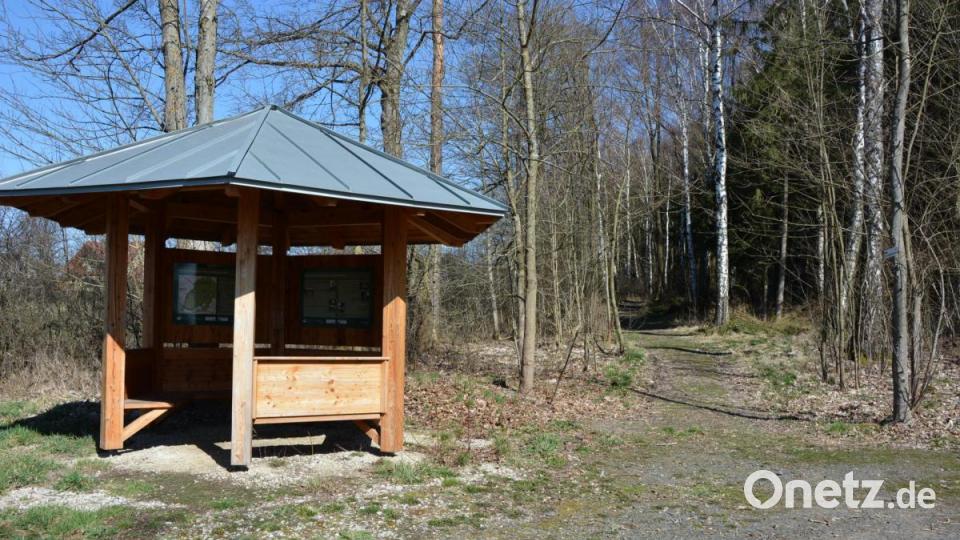 Im Pavillon am Am Ausgangspunkt des Rundwegs gibt es Wissenswertes über den Pfad, Theres Neumann und das Kloster Waldsassen zu erfahren. Bild: jr