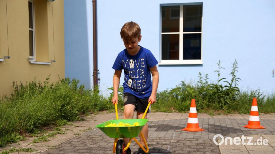 Mit dem Schubkarren musste ein Parcour gefahren werden, dort durften aber keine Enten herausfallen. Bild: egl
