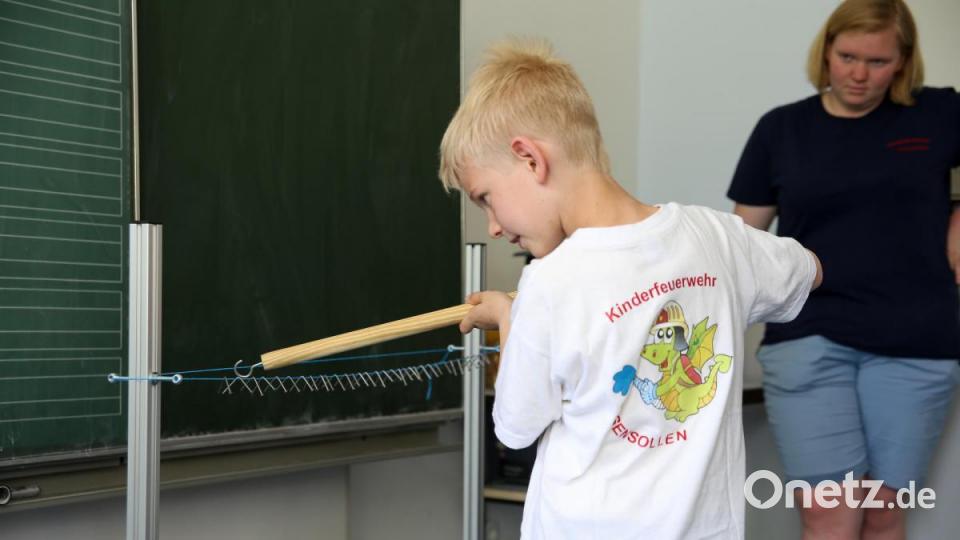 Die gebogenen Nägel mussten von einem Faden auf den anderen umhängen, eine ruhige Hand war auch hier gefragt. Bild: egl
