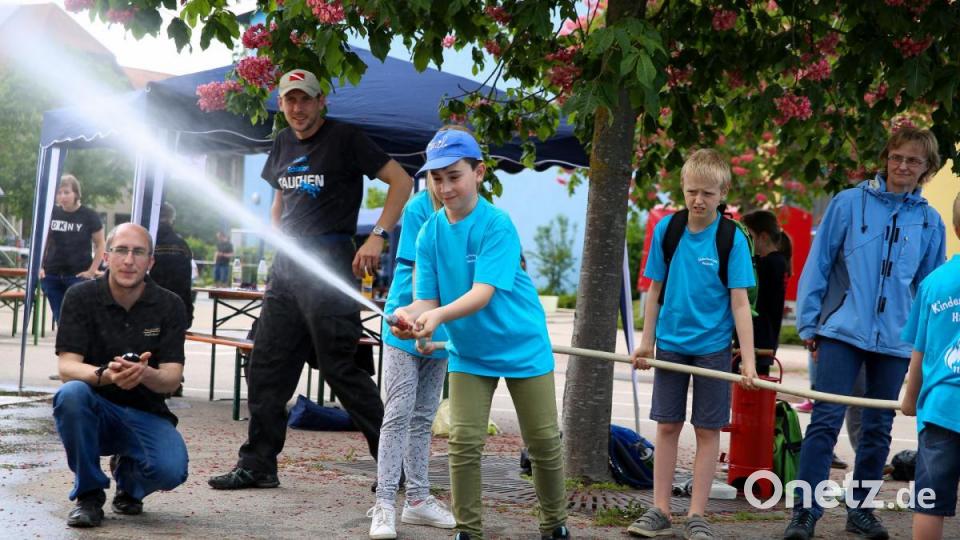 Einer musste pumpen, damit der Vordermann Tennisbälle von Pylonen spritzen konnte. Bild: egl