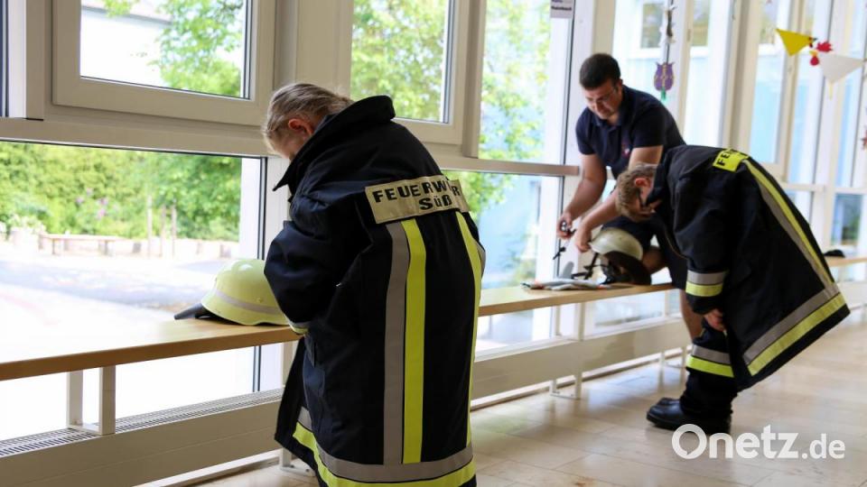 In Rekordzeit einen Löschanzug anziehen, nicht gerade einfach für die Kinder. Denn die Klamotten waren viel zu groß Bild: egl