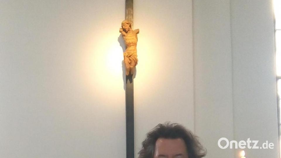 Pfarrer Arne Langbein begrüßte die Gemeinde aus der Erlöserkirche in Schwandorf. Bild: weu