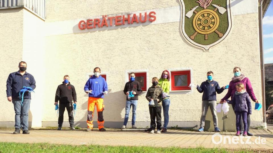 Über Mund-Nasen-Masken freuen sich (von links) die Kommandanten Uwe Engelbrecht und Gerhard Popp, ihre Stellvertreter Christopher Hörl und Daniel Schmidt, Tom und Ina Engelbrecht, Alexander Danzer sowie Romina und Korbinian Köstler. Bild: bkr