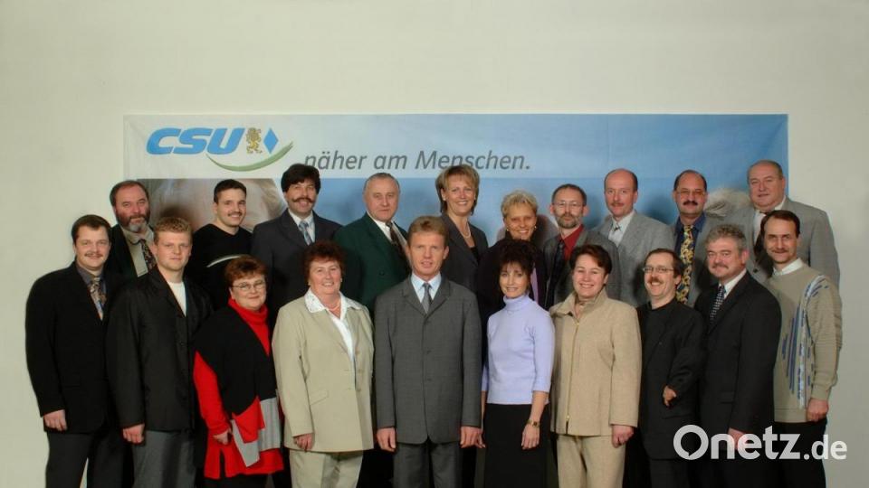 2002 gehörte Josef Neubauer (hinten, Vierter von links) schon zu den erfahrenen Stadtratskandidaten der CSU. Bild: exb