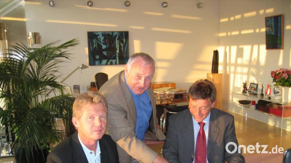 Gemeinsam mit Ortsvorsitzenden Gerald Morgenstern war Neubauer 2006 in der Bayerischen Staatskanzlei bei Minister Eberhard Sinner zu Gast und informierten ihn über den Truppenübungsplatz. Bild: exb