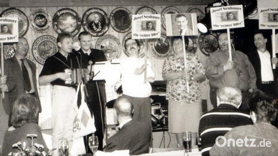 Zum 50. Geburtstag spielte die CSU Josef Neubauer im Gasthof Schönberger ein Ständchen. Bild: sne