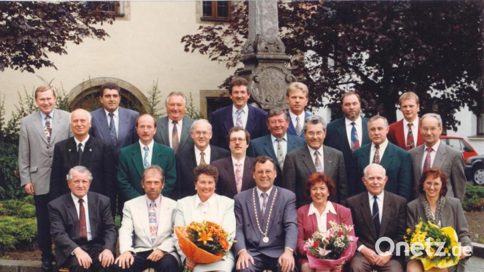 Der Stadtrat von 1996 bis 2002.: Josef Neubauer (Mitte, Zweiter von rechts) ist Mitglied. Bild: exb