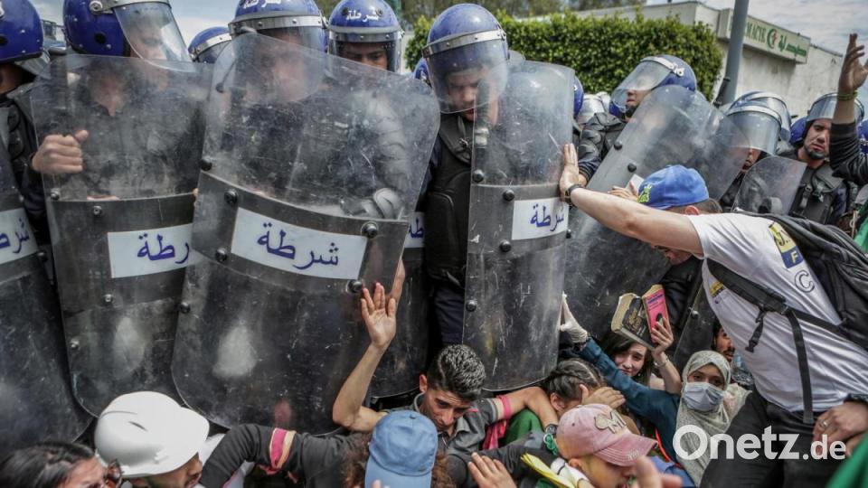 World Press Photo 2020, Kategorie SPOT NEWS - FIRST PRIZE, SINGLES: Algerischen Studenten stoßen während einer Demonstration gegen die Regierung mit algerische Bereitschaftspolizisten zusammen. Mit dem Foto (Titel: &quot; Clash with the Police During an Anti-Government Demonstration&quot;) hat der dpa-Fotograf Farouk Batiche aus Algerien beim renommierten Wettbewerb World Press Photo 2020 den ersten Preis in der Kategorie &quot;Spot News Singles&quot; gewonnen. Bild: Farouk Batiche