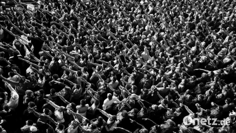 WORLD PRESS PHOTO STORY OF THE YEAR: Ultra-Fans singen während eines Fußballspiels im Stadion. Nach dem Verbot von Straßendemonstrationen im Jahr 2001 wurden die Fußballstadien zu Orten, an denen die Jugend durch Gesang protestieren konnte. Die Serie «Kho, die Entstehung einer Revolte» über die Unruhen in Algerien des französischen Fotografen Romain Laurendeau ist &quot;Beste World Press Photo-Story des Jahres&quot;. Bild: Romain Laurendeau