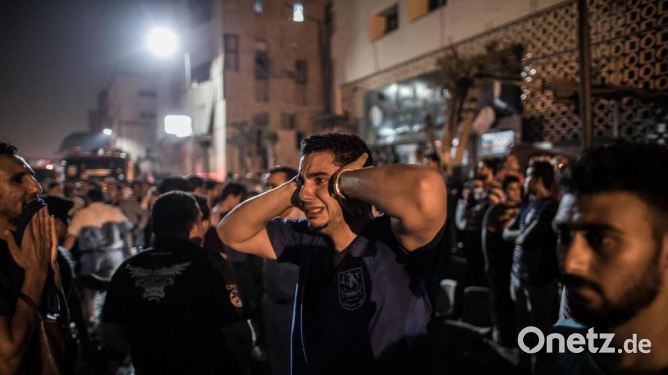 World Press Photo 2020, Kategorie &quot;SPOT NEWS - THIRD PRIZE, STORIES&quot;: Menschen stehen nach der Explosion in der Nähe des Krebsforschungsinstituts. Mindestens 20 Menschen starben und mindestens 47 weitere wurden bei dem Terroranschlag verletzt, den die ägyptische Regierung der islamistischen Hasm-Bewegung vorwirft. Bild: Oliver Weiken