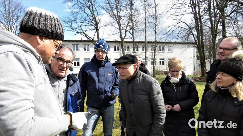 Interessiert schauen sich die Kursteilnehmer das Werkzeug für den Obstbaumschnitt an, das wie Harald Schlöger sagt, leicht und günstig im Fachhandel erhältlich sei. (das Bild entstand vor der Corona-Pandemie) Bild: ubb