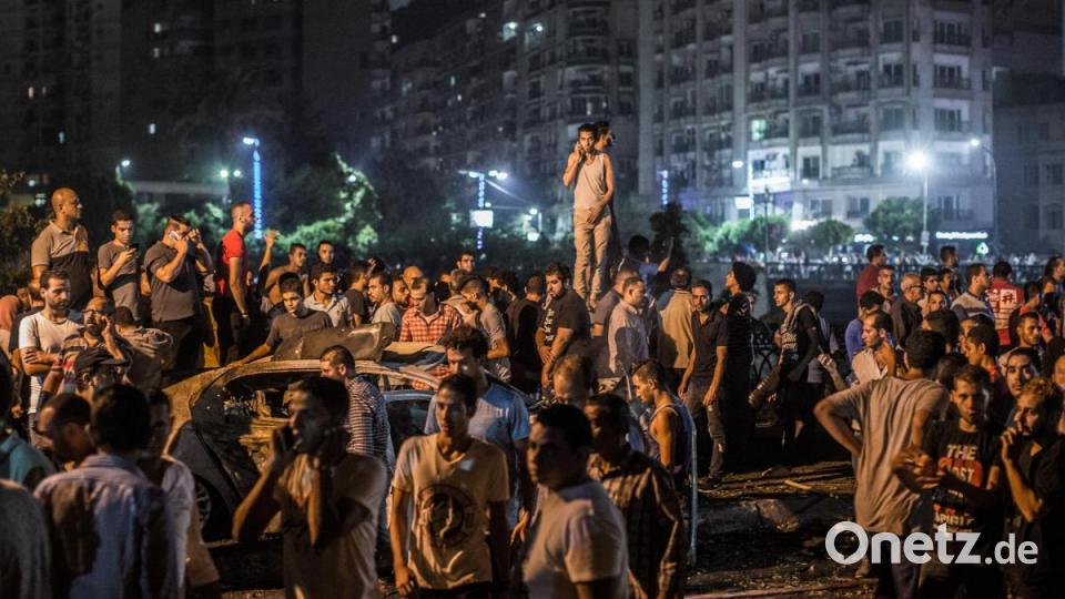 World Press Photo 2020, Kategorie &quot;SPOT NEWS - THIRD PRIZE, STORIES&quot;: Menschen stehen nach der Explosion in der Nähe des Krebsforschungsinstituts. Mindestens 20 Menschen starben und mindestens 47 weitere wurden bei dem Terroranschlag verletzt, den die ägyptische Regierung der islamistischen Hasm-Bewegung vorwirft. Bild: Oliver Weiken