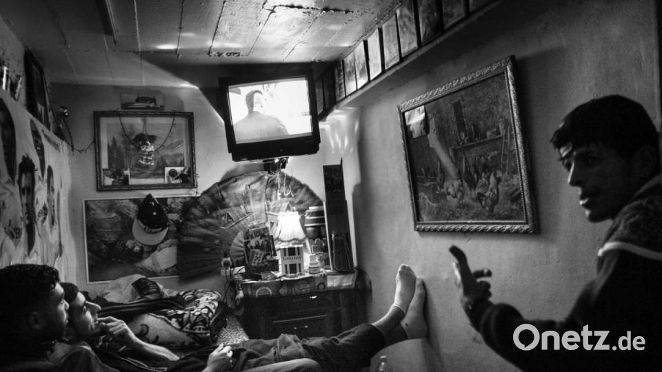 WORLD PRESS PHOTO STORY OF THE YEAR: Freunde entspannen sich und sehen in ihrem Diki, einem privaten Raum, den sie in einem umgebauten Lagerraum in Bab el-Oued geschaffen haben. Die Serie «Kho, die Entstehung einer Revolte» über die Unruhen in Algerien des französischen Fotografen Romain Laurendeau ist &quot;Beste World Press Photo-Story des Jahres. Bild: Romain Larendeau