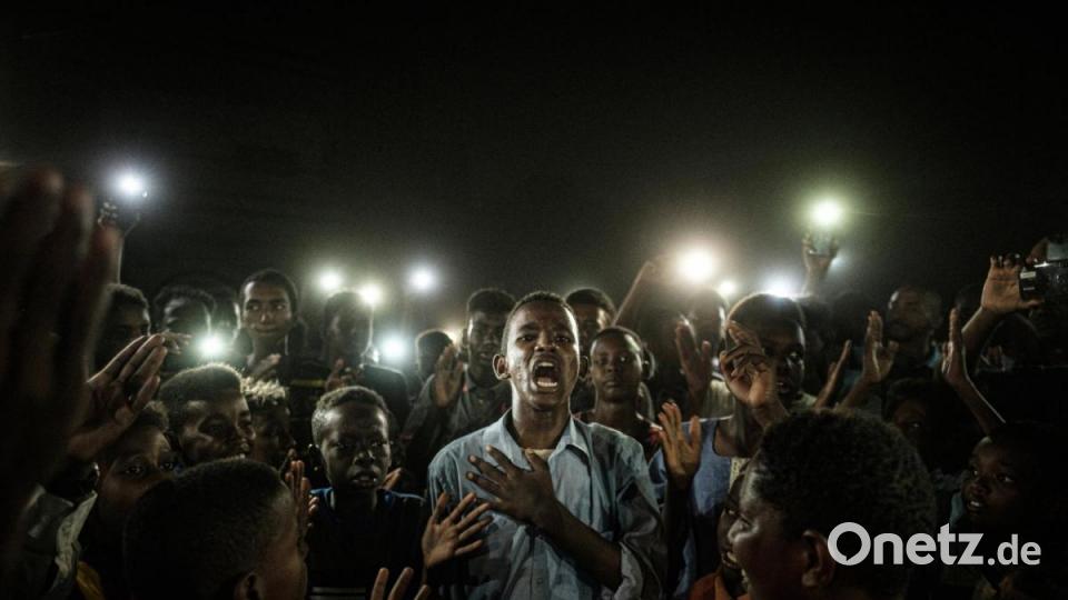 Ein junger Mann rezitiert mitten in einer Gruppe von Demonstranten und im Schein vieler Handy-Lampen Gedichte. Der japanische Fotograf Yasuyoshi Chiba ist mit diesem für die französische Agentur AFP aufgenommenen Foto &quot;Straight Voice&quot; Sieger des renommierten Wettbewerbs &quot;World Press Photo 2020&quot;. Bild: Yasuyoshi Chiba