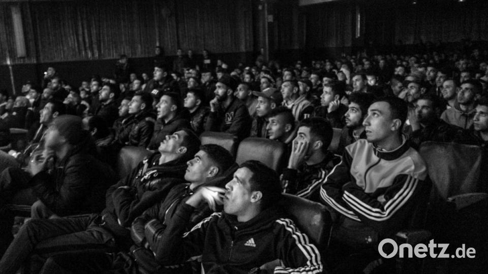 WORLD PRESS PHOTO STORY OF THE YEAR: Jugendliche sehen ein Fußballspiel, das im Kino Olympia gezeigt wird. Das Kino überträgt mehrmals wöchentlich europäische Spiele. Die Serie «Kho, die Entstehung einer Revolte» über die Unruhen in Algerien des französischen Fotografen Romain Laurendeau ist &quot;Beste World Press Photo-Story des Jahres. Bild: Romain Laurendeau