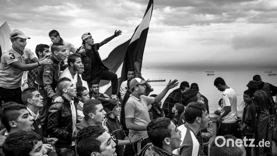 WORLD PRESS PHOTO STORY OF THE YEAR: Fußballfans versammeln sich auf der Straße und singen während eines Spiels, das aufgrund von Gewalt hinter verschlossenen Toren stattfindet. Die Serie «Kho, die Entstehung einer Revolte» über die Unruhen in Algerien des französischen Fotografen Romain Laurendeau ist &quot;Beste World Press Photo-Story des Jahres. Bild: Romain Laurendeau