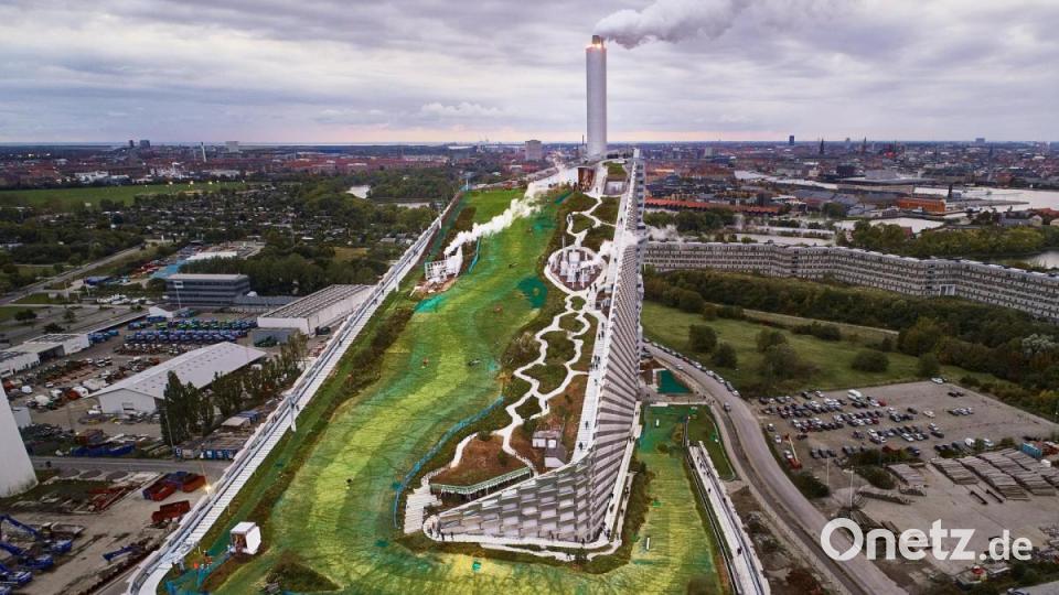 World Press Photo 2020, Kategorie &quot;ENVIRONMENT - FIRST PRIZE, STORIES&quot; - daraus das Motiv: Amager Bakke, ein Müllheizkraftwerk, das eine alte Kohleverbrennungsanlage ersetzt hat, produziert genug Strom, um mindestens 60.000 Haushalte zu versorgen und 72.000 zu heizen. Eine fortschrittliche Filtertechnologie reduziert den Ausstoß von schädlichen Stickoxiden fast auf Null. Bild: Luca Locatelli