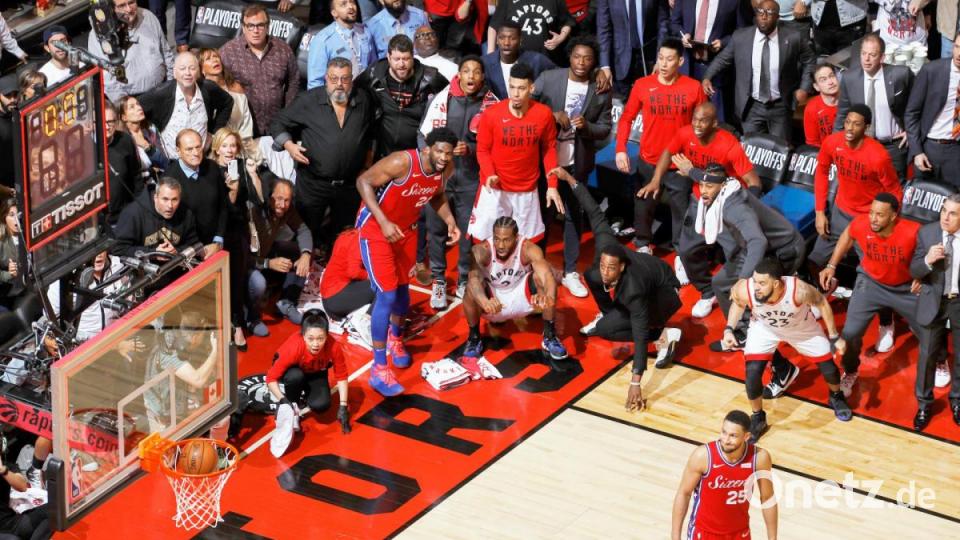 World Press Photo 2020, Kategorie &quot;SPORTS - FIRST PRIZE, SINGLES&quot;: Kawhi Leonard (in der Hocke, Mitte) von den Toronto Raptors sieht zu, wie sein Wurf ins Netz geht, während er in der Scotiabank Arena gegen die Philadelphia 76ers im Spiel 7 der Halbfinalspiele der Eastern Conference der NBA-Playoffs 2019 spielt Bild: Mark Blinch