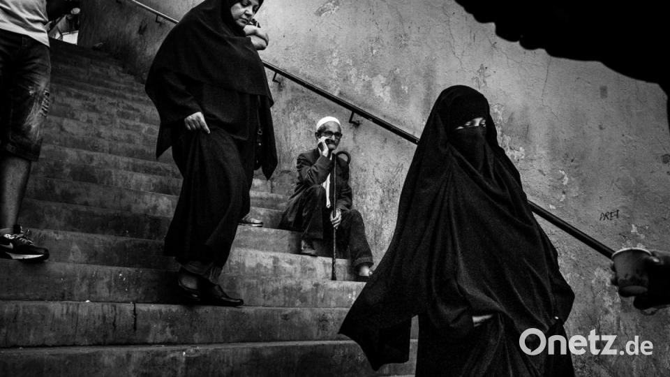 WORLD PRESS PHOTO STORY OF THE YEAR: Ein alter Mann sitzt auf einer Treppe im Stadtteil Bab el-Oued. Niqabs sind in Bab el-Oued in den letzten 20 Jahren immer beliebter geworden. Die Serie «Kho, die Entstehung einer Revolte» über die Unruhen in Algerien des französischen Fotografen Romain Laurendeau ist &quot;Beste World Press Photo-Story des Jahres&quot;. Bild: Romain Laurendeau