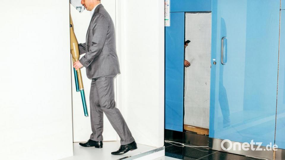 World Press Photo 2020, Kategorie &quot;CONTEMPORARY ISSUES - FIRST PRIZE, SINGLES&quot;: Ein Geschäftsmann sperrt Panzerabwehrgranatenwerfer am Ende eines Ausstellungstages auf der International Defence Exhibition and Conference (IDEX) weg - Titel des Bildes: &quot;Nothing Personal - the Back Office of War&quot;. Bild: Nikita Teryoshin