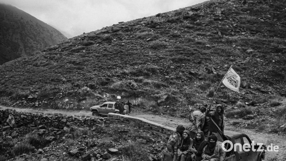 World Press Photo 2020, Kategorie &quot;CONTEMPORARY ISSUES - FIRST PRIZE, STORIES&quot; - daraus das Motiv:
Taliban-Kämpfer fahren mit ihrer Flagge in einem Gebiet in, das zuvor von der Gruppe Islamischer Staat kontrolliert wurde. Bild: Lorenzo Tugnoli