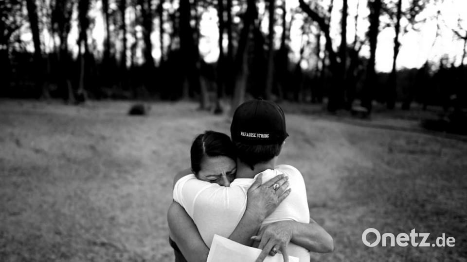 World Press Photo 2020, Kategorie &quot;SPORTS - FIRST PRIZE, STORIES&quot; - daraus das Motiv: Emmie Morgan und ihr Sohn Setson, ein Paradise Bobcats Running Back, trösten sich gegenseitig, während sie den Ort besuchen, an dem einst ihr Zuhause stand (Titel: &quot;Rise from the Ashes&quot;). Bild: Wally Skalij