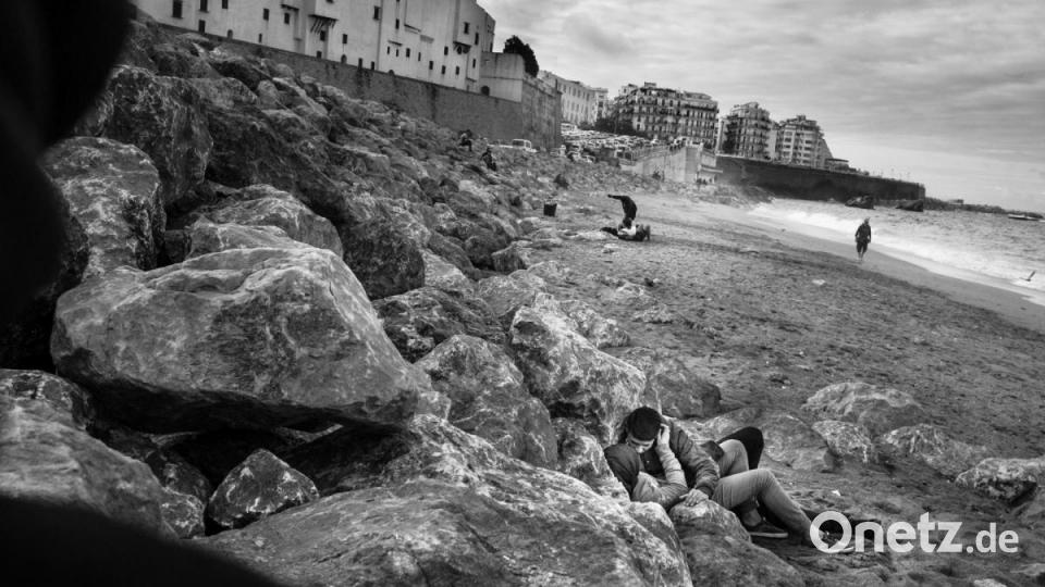 WORLD PRESS PHOTO STORY OF THE YEAR: Dieses junge Paar trotzt allen Tabus, indem es sich in der Öffentlichkeit küsst. Die Serie «Kho, die Entstehung einer Revolte» über die Unruhen in Algerien des französischen Fotografen Romain Laurendeau ist &quot;Beste World Press Photo-Story des Jahres. Bild: Romain Laurendeau