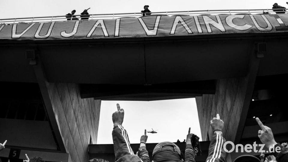 WORLD PRESS PHOTO STORY OF THE YEAR: Beim Finale des algerischen Cups singen Ultras Beleidigungen gegen den Staat, den Präsidenten, die Generäle und die Polizei. Die Serie «Kho, die Entstehung einer Revolte» über die Unruhen in Algerien des französischen Fotografen Romain Laurendeau ist &quot;Beste World Press Photo-Story des Jahres&quot;, wie die Jury des Wettbewerbs &quot;World Press Photo 2020&quot; am 16.04.2020 in Amsterdam mitteilte. (Hinweis: Die Serie besteht aus acht Motiven) Foto: Romain Laurendeau/World Presse Photo/dpa - ACHTUNG: Nur zur redaktionellen Verwendung im Zusammenhang mit einer aktuellen Berichterstattung über Auszeichnung und nur mit vollständiger Nennung des vorstehenden Credits. Das Bild darf nicht bearbeitet oder im Ausschnitt verändert werden. +++ dpa-Bildfunk +++ Bild: Romain Laurendeau