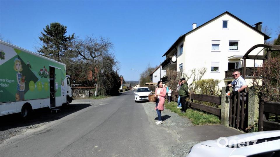 Auf Abstand: Vorbildlich warten die Dorfbewohner von Triebendorf, dass sie an die Reihe kommen, um im mobilen Dorfladen einzukaufen. Bild: ubb