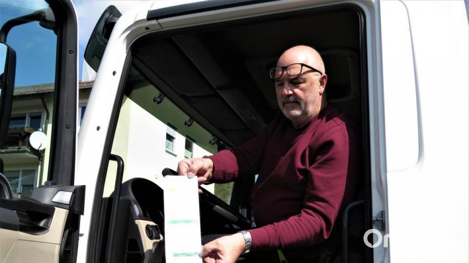 Fahrer Bernhard Schraml zeigt seinen Haltestellenplan. Bild: ubb
