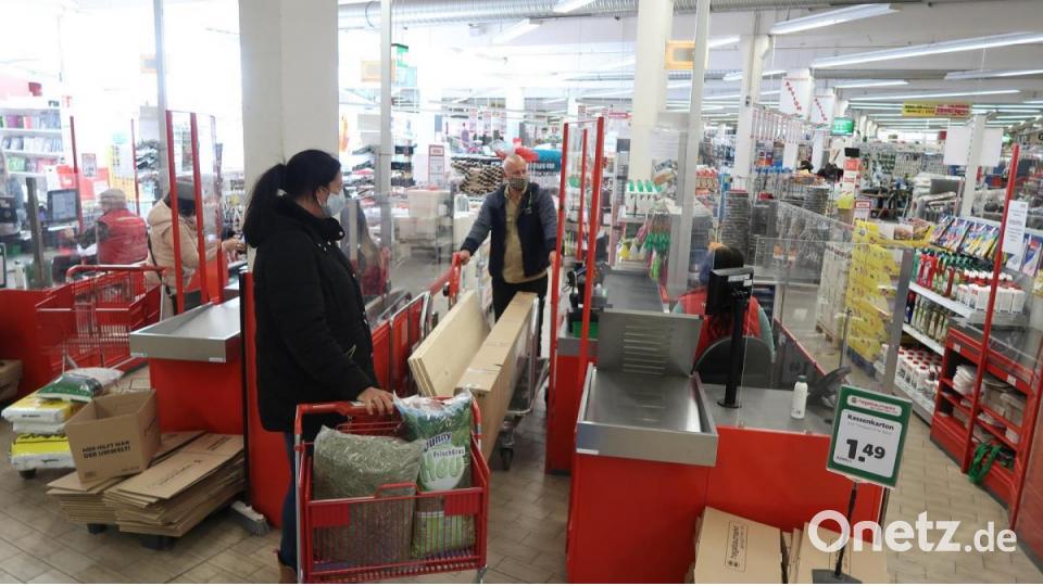 Zwar galt im Hagebaumarkt keine Maskenpflicht. Aber die allermeisten Kunden schützen sich eigenverantwortlich vor dem Coronavirus. Bild: Kunz