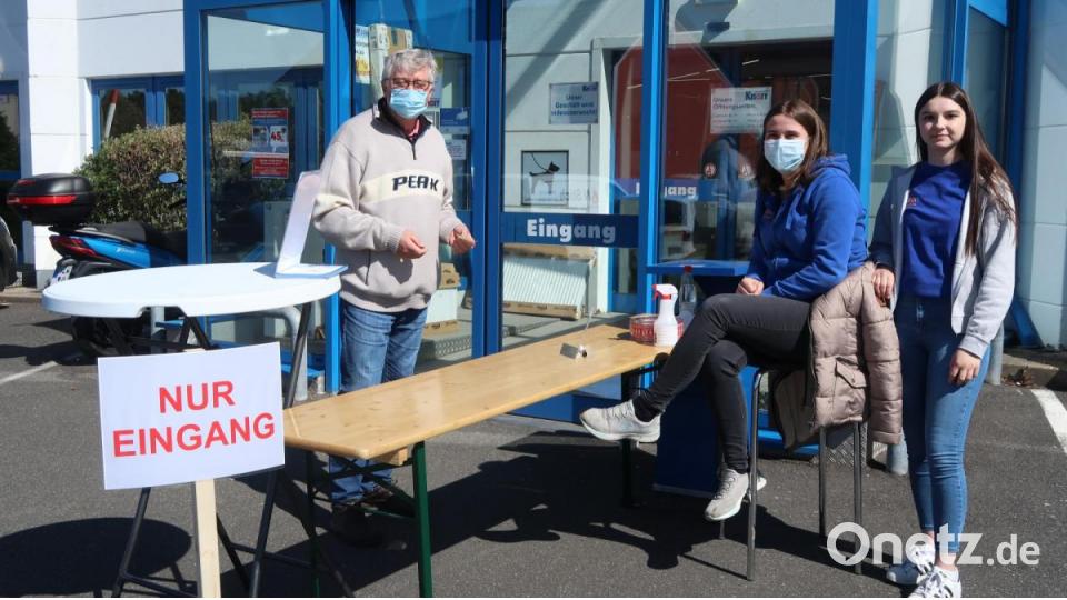 Bei Eisen Knorr wurden rote Chipmarken ausgeteilt. Damit kontrollierten Mitarbeiter, dass sich niemals mehr als 150 Kunden gleichzeitig im Geschäft aufhalten konnten. Bild: Kunz