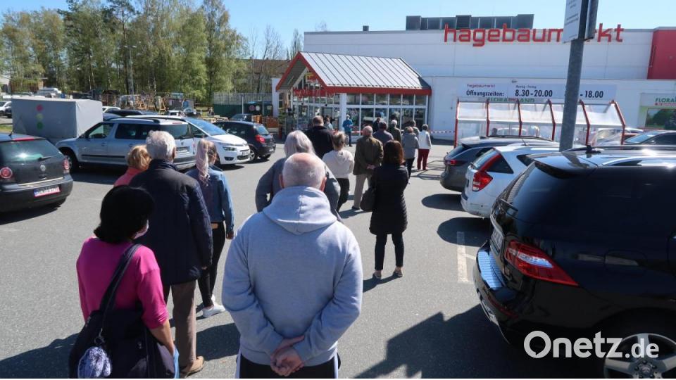 Im Hagebaumarkt einkaufen durfte am Montag nur, wer einen Einkaufswagen ergattern konnte. Deshalb staute sich vor der Ausgabe eine lange Schlange. Bild: Kunz