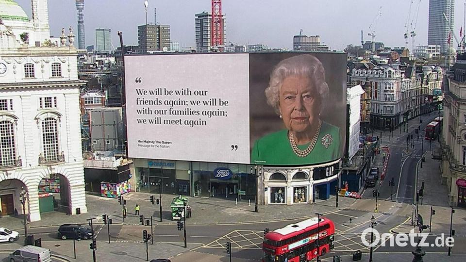 Ein Bild von Königin Elizabeth II. und Zitate aus ihrer Ansprache werden auf einer Anzeigetafel am Piccadilly Circus in London gezeigt. Bild: Ocean Outdoors/PA Media/dpa