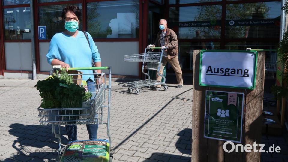 Die Gartenplanzzeit lockte viele Kunden ins Gartencenter Dehner. Bild: Kunz