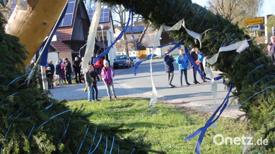 Maibaumaufstellen in Wondreb, futuristisch. Bild: kro