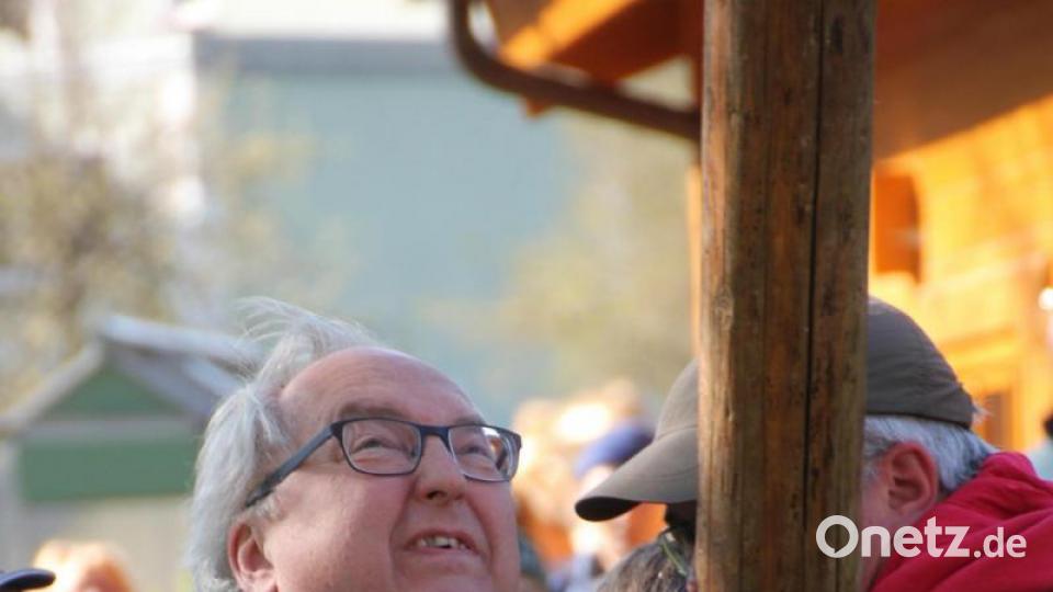 Seit rund 35 Jahren leitet Gottfried Beer das Maibaumaufstellen in Wendern. Bild: kro
