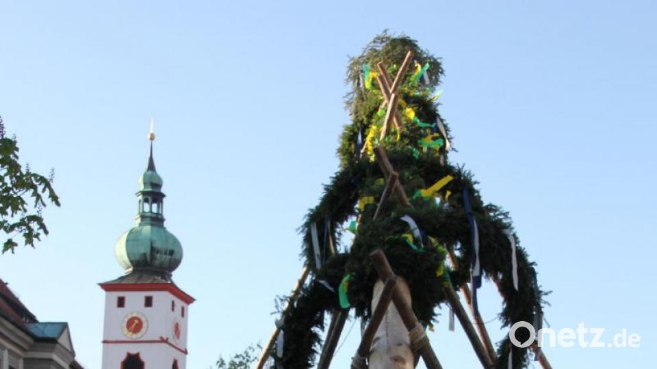 Maibaumaufstellen in Tirschenreuth, ein besonderes Ereignis. Bild: kro