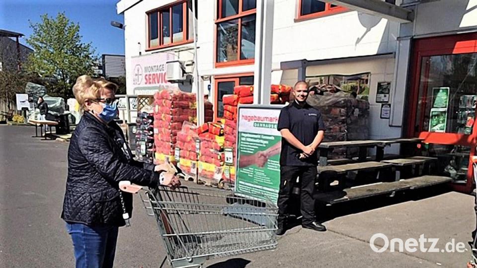 Mit Gesichtsmaske zum Einkaufen, da hat der &quot;Doorman&quot; (Bildmitte) nichts zu beanstanden. Bild: exb