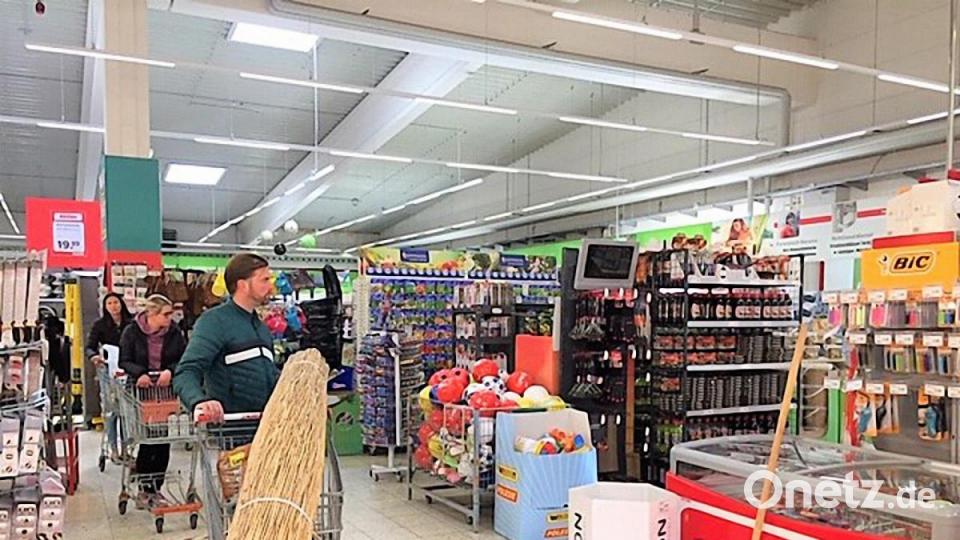 Auf Sicherheitsabstand durch den Kemnather Hagebaumarkt. Bild: exb
