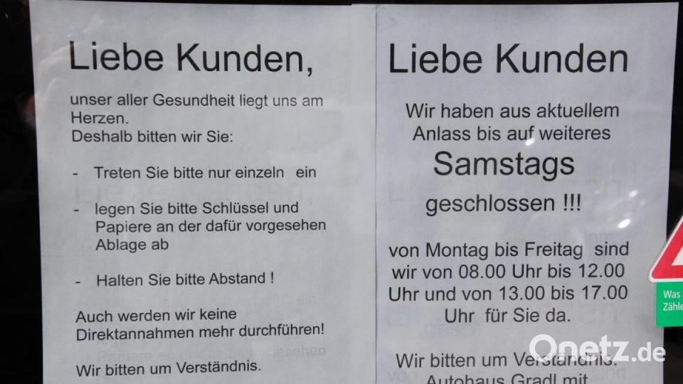 Hinweisschilder machen die Kunden auf die aktuelle Situation und auf die Verfahrenssituation aufmerksam. Bild: kro