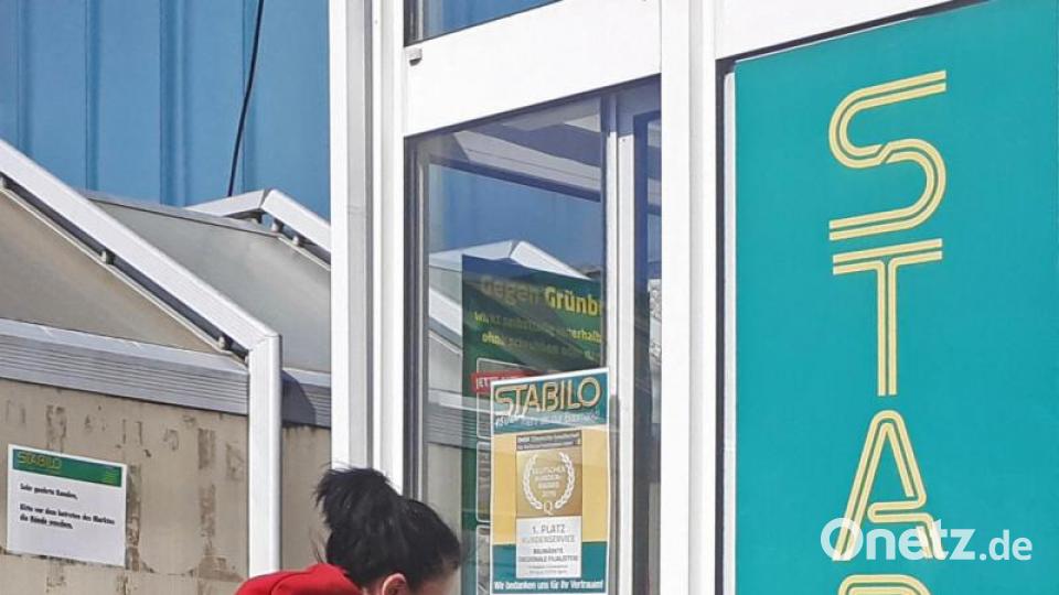 Im Außenbereich des Stabilo-Baumarktes in Tirschenreuth können sich die Kunden gründlich die Hände waschen. Bild: exb